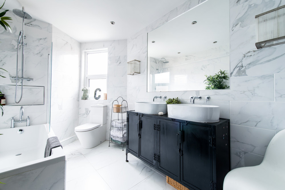 Elegant white bathroom (5 Essential Bathroom Remodeling Tips)